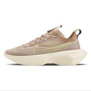 Nike vista lite sneakers. Size 5.